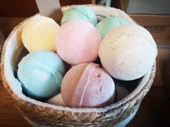 Bombes de bain couleur et parfum mélangé dans un pot