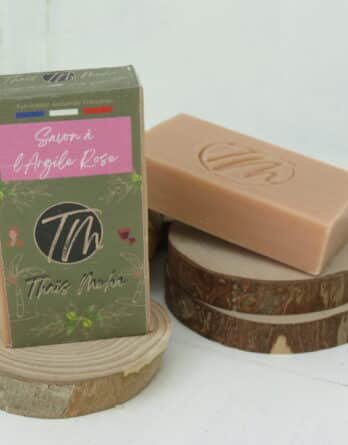 présentation du savon à l'argile rose posé sur un rondin en bois