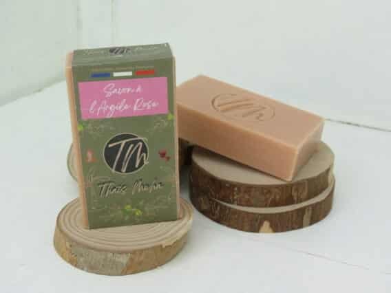 présentation du savon à l'argile rose posé sur un rondin en bois