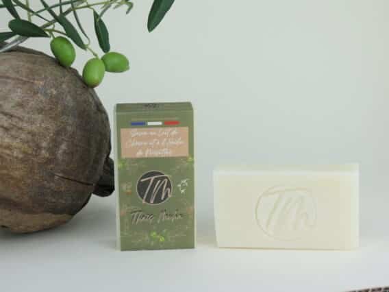 savon noisette présenté à côté d'une nix de coco