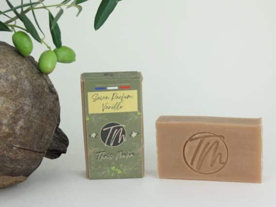 présentation du savon vanille sur fond beigne avec coco et branche d'olivier