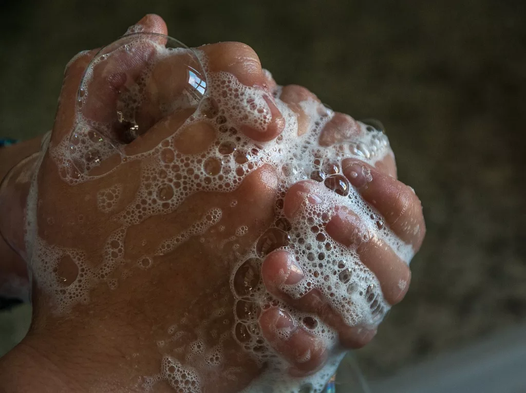 se laver les main avec du savon doux et naturel