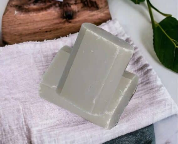 savon détachant posé sur du linge sur une table en bois