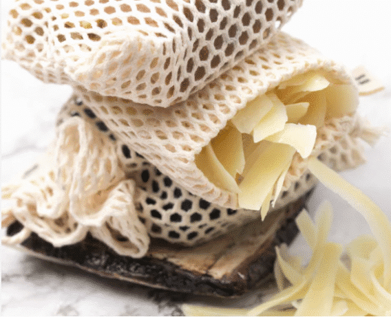 sac en sisal avec des restes de savon copeaux