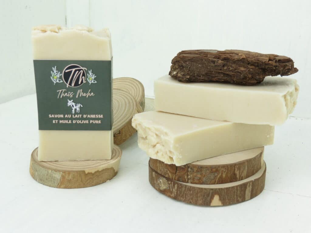 presentation du savon au lait d'ânesse sur une rondelle de bois