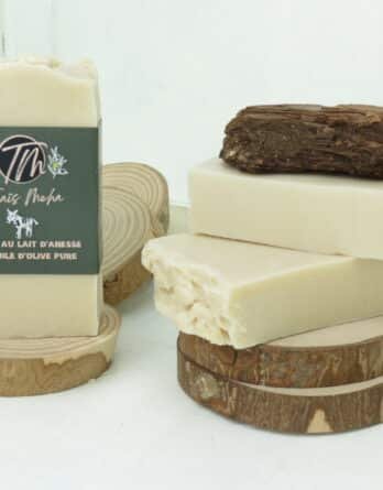 presentation du savon au lait d'ânesse sur une rondelle de bois