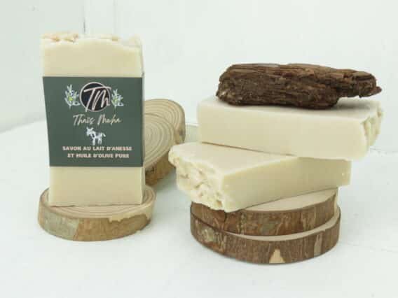 presentation du savon au lait d'ânesse sur une rondelle de bois