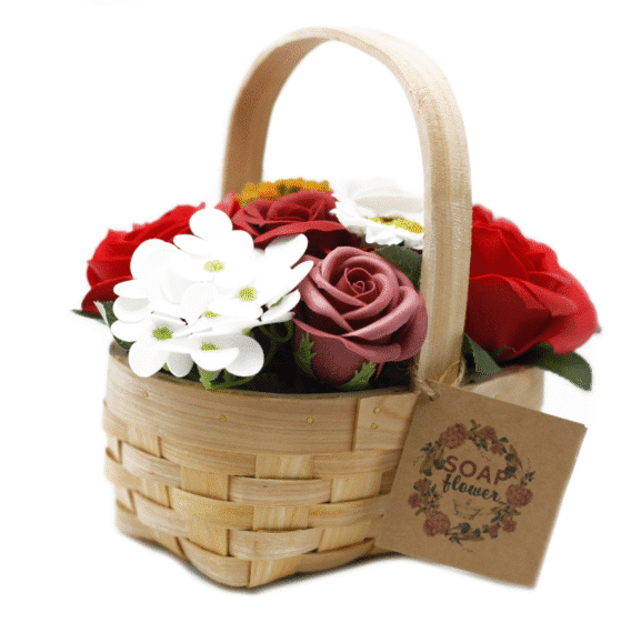 panier en osier garni de fleurs de savon rouge