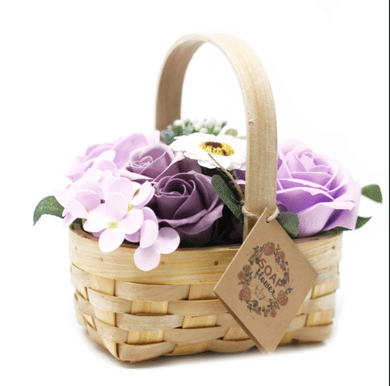panier en osier garni de fleurs de savon violette