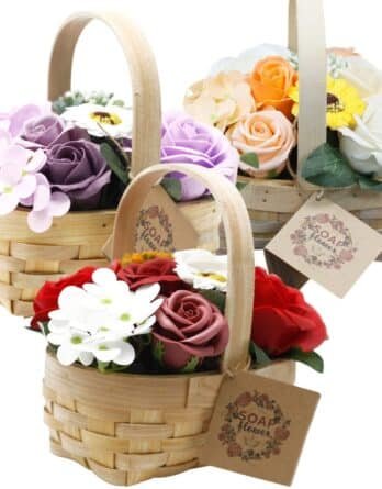 panier en osier garni de fleurs de savon 3 coloris violet rouge jaune