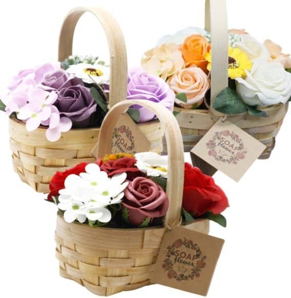 panier en osier garni de fleurs de savon 3 coloris violet rouge jaune