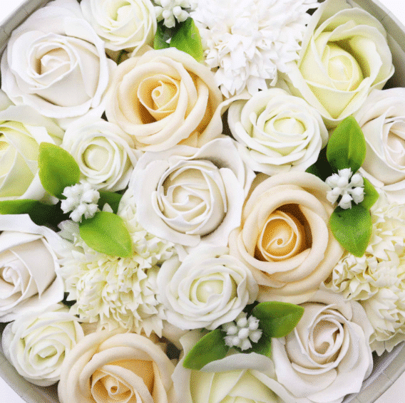 zoom coffret boite ronde fleurs de savon ivoire blanc