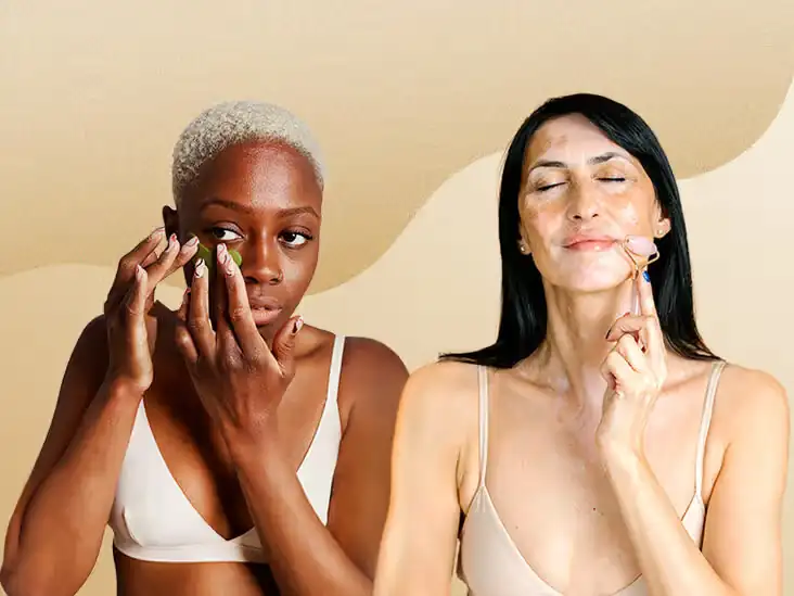 Deux femmes, aux carnations différentes, posent côte à côte en lingerie couleur chair devant un fond beige, incarnant confiance et inclusivité.