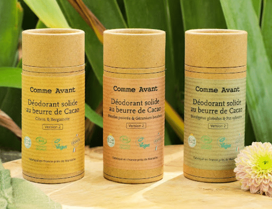 Trois déodorants solides Les Jardins d'Aïssa aux senteurs Fleur de Coton, Sans Parfum et Bois de Santal, posés sur une surface neutre.
