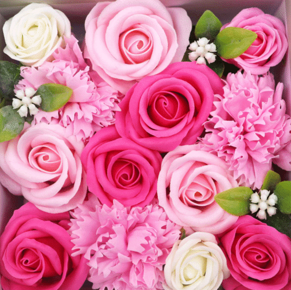 zoom coffret boite carré fleurs de savon rose