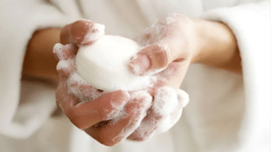 savon au karité ou au lait de chèvre, avec une texture crémeuse et douce.