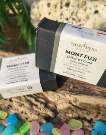 savon detox au parfum Eucalyptus nommé MontFuji présenté sur un support en bois